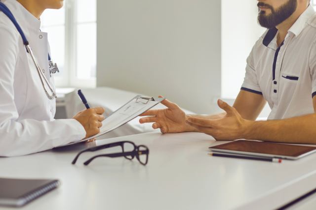 executive-dual-diagnosis-treatment Executive dual diagnosis treatment programs shows man speaking with clincian